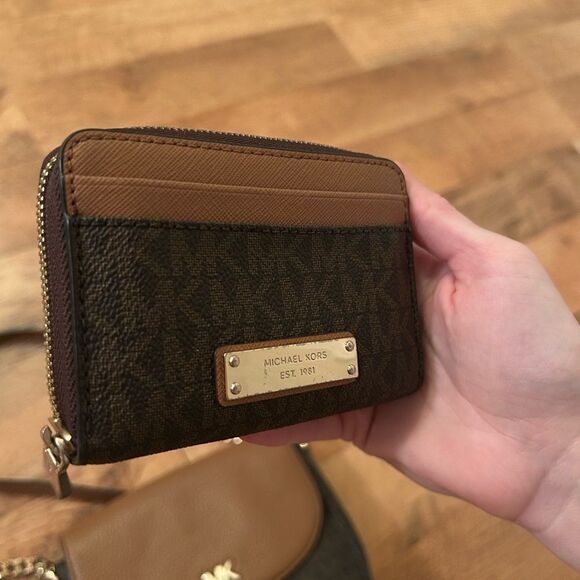 Michael Kors Tan Mott Logo Adjustable Buckle Magnet Crossbody and Zip Wallet - Picture 14 of 16